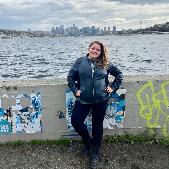 Meet your Posher, Caitlin - Picture 5 of 5